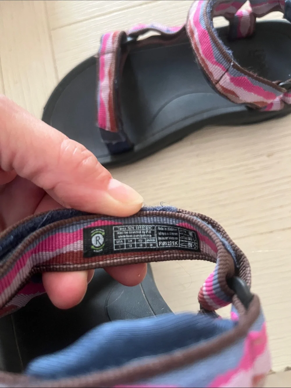 Teva hurricane girl’s